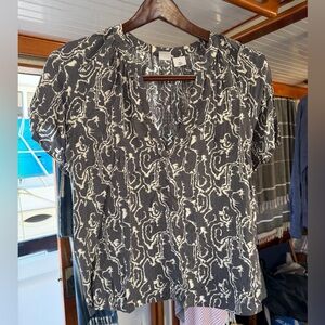 Melrose and Market Abstract Gray and White Blouse